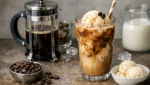 Eiskaffee mit Kaffeepresse und Vanilleeis