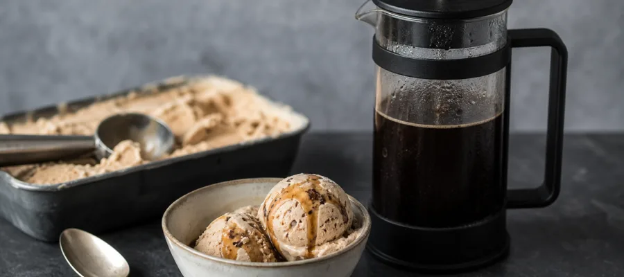 Eiscreme mit Kaffeepresse-Cold-Brew
