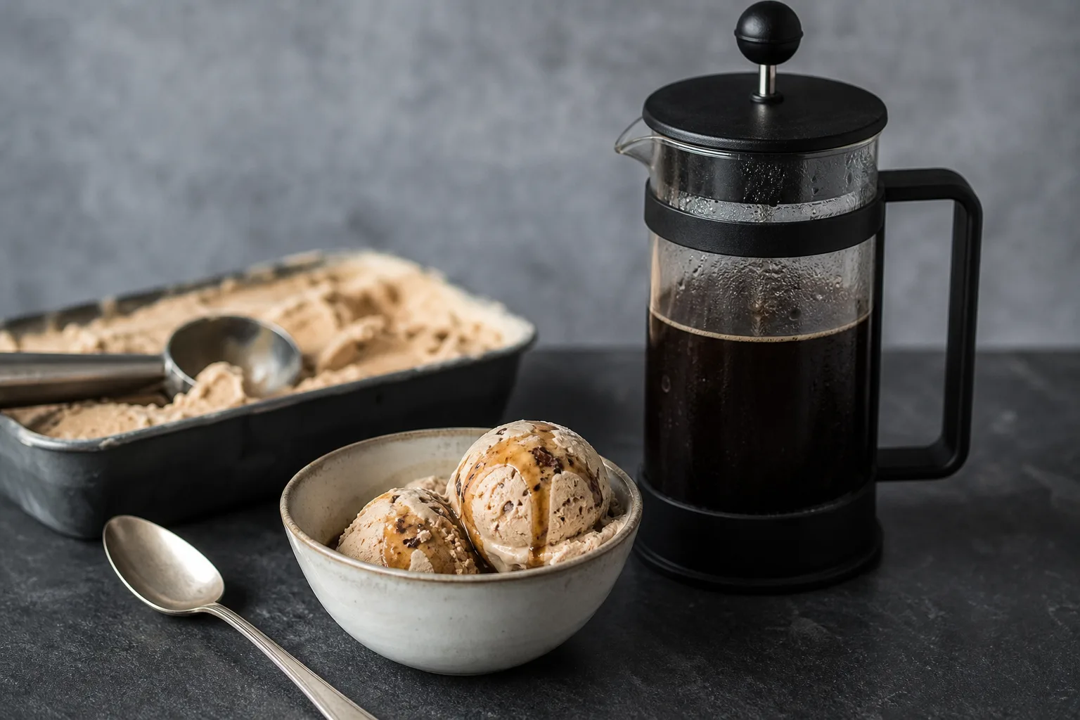 Eiscreme mit Kaffeepresse-Cold-Brew