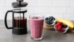 Cold Brew fuer Beeren-Bananen-Smoothie aus der Kaffeepresse