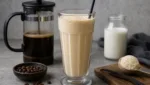 Vanille-Milchshake mit starkem Aufguss aus der Kaffeepresse